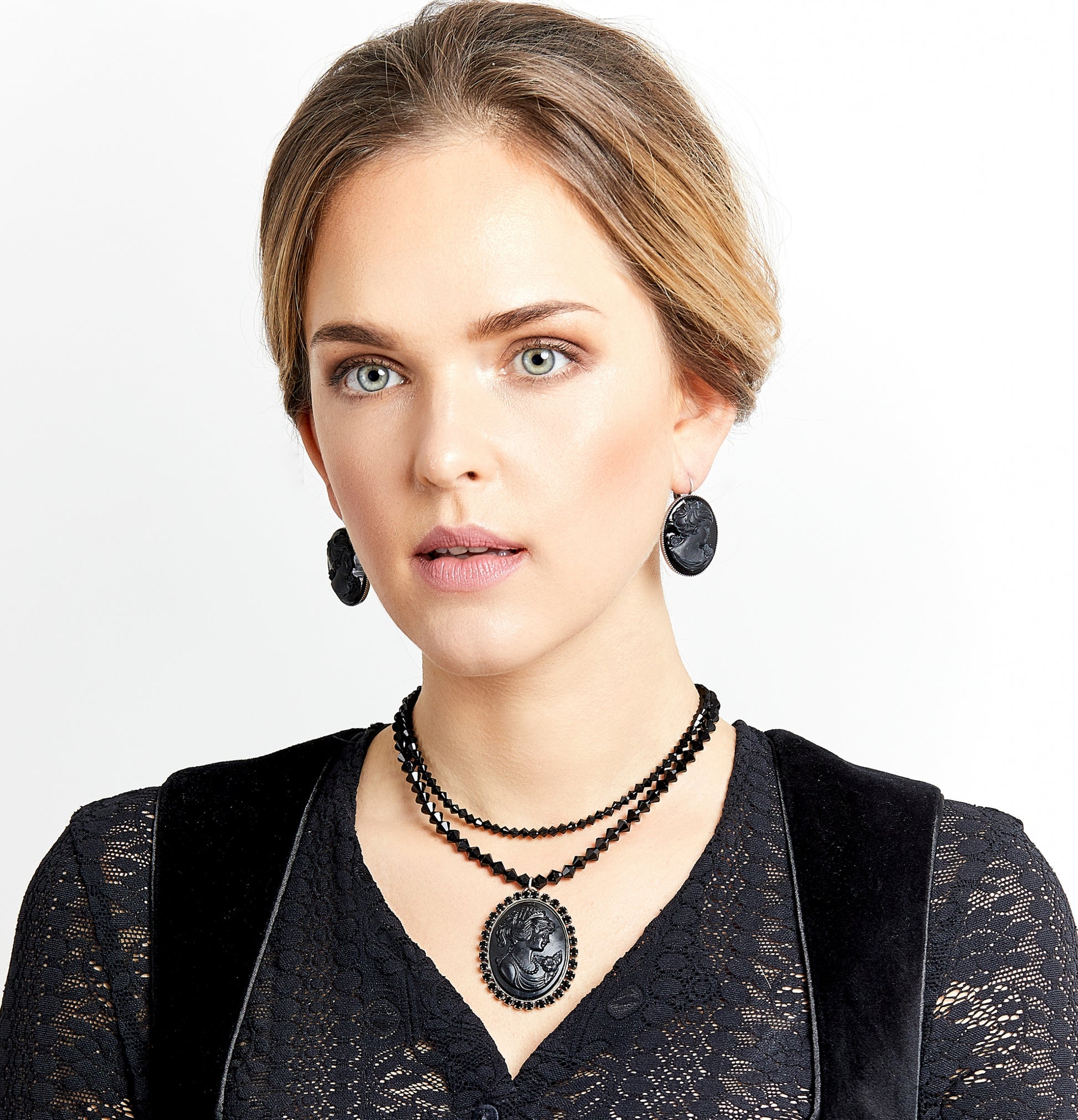 Seenberg, Trachtenschmuck, Trachtenkette, Trachtenkropfkette, Choker, Ohrringe, Perlen, Samt, Österreich