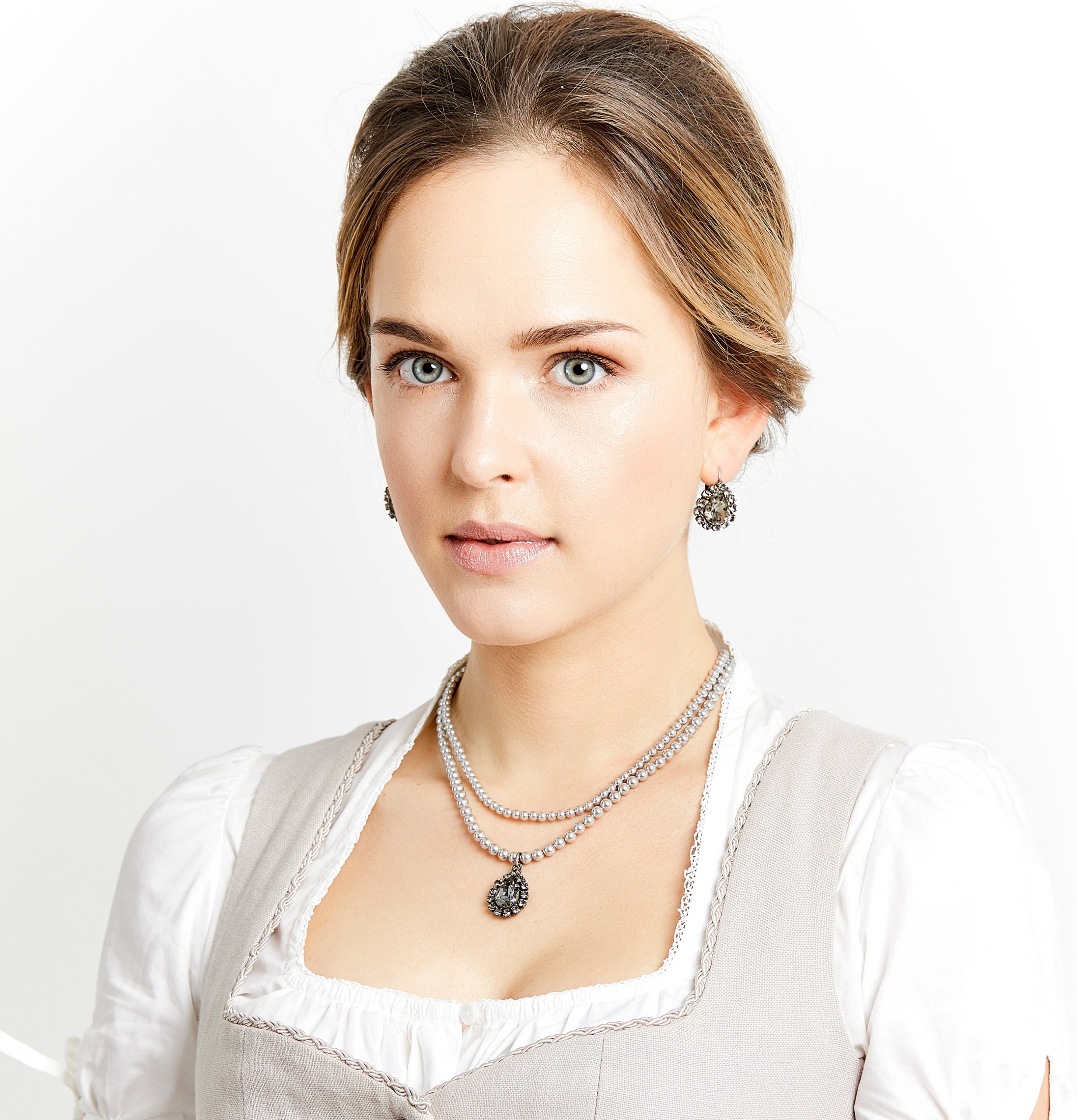 Seenberg, Trachtenschmuck, Trachtenkette, Trachtenkropfkette, Ohrringe, Armband, grau, Kristall, black diamond, Perlen, Österreich