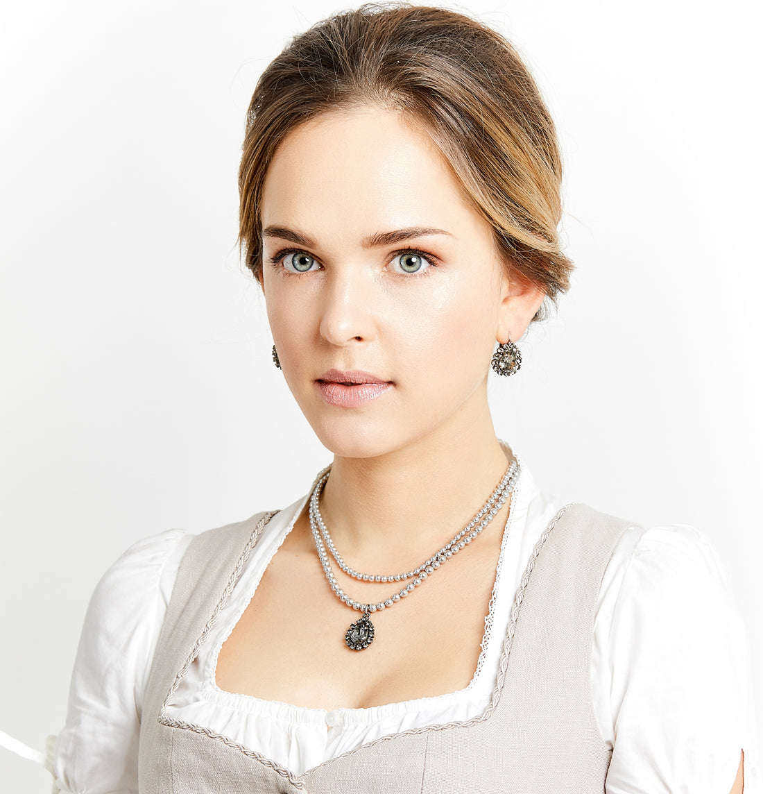 Seenberg, Trachtenschmuck, Trachtenkette, Trachtenkropfkette, Ohrringe, Armband, grau, Kristall, black diamond, Perlen, Österreich